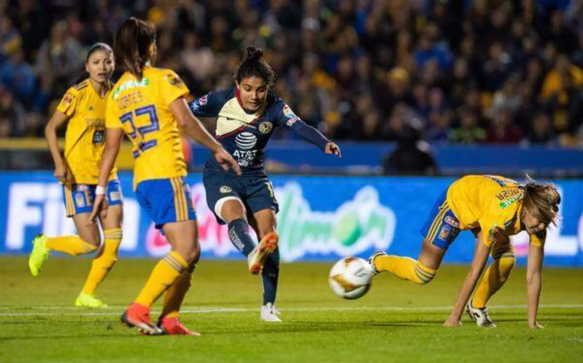 Foto del partido Tigres vs America correspondiente a la final de vuelta de la liga Femenil Apertura 2018 celebrado en el estadio Universitario